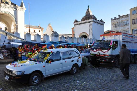Carros 'abençoados' nas ruas de Copacabana, na Bolívia